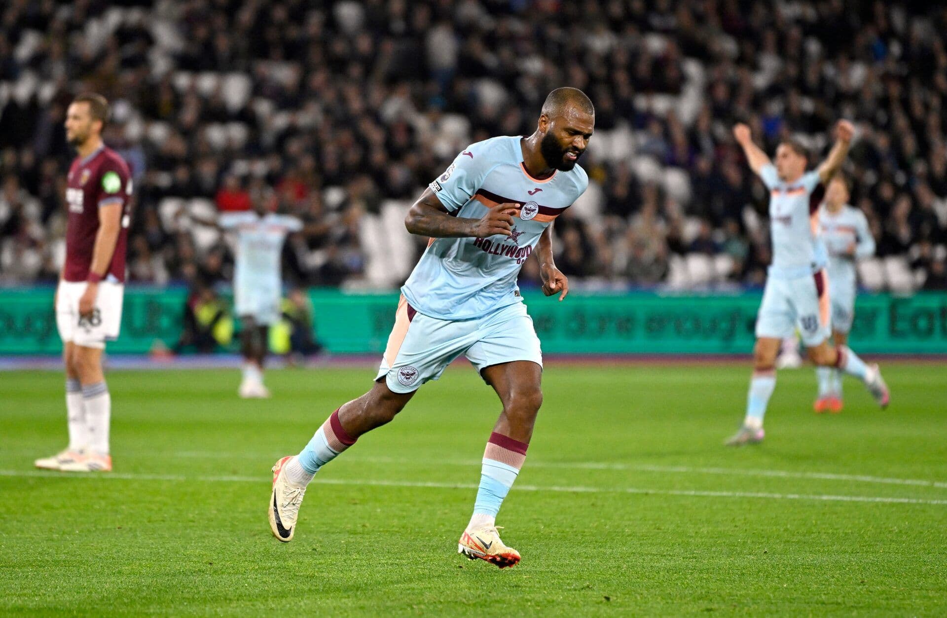 Cầu thủ Brentford trong trận đấu căng thẳng với Wolves, nơi bản lĩnh con người vượt mọi dự đoán của siêu máy tính.