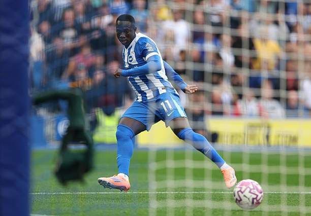 Cầu thủ Brighton dứt điểm về phía khung thành trong trận đấu