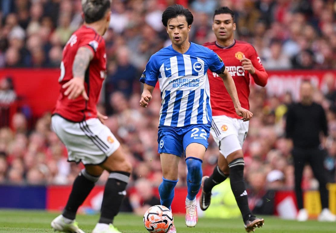 Cầu thủ Brighton Kaoru Mitoma đối đầu Manchester United tại Old Trafford