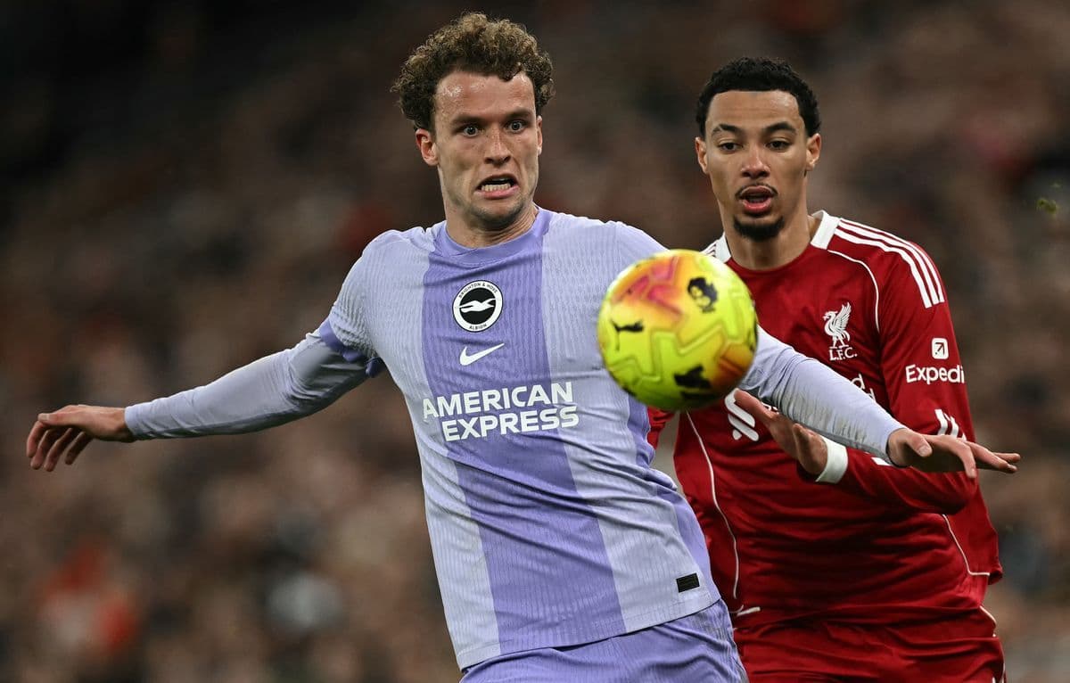 Cầu thủ Brighton Mats Wieffer tranh bóng với cầu thủ Liverpool.