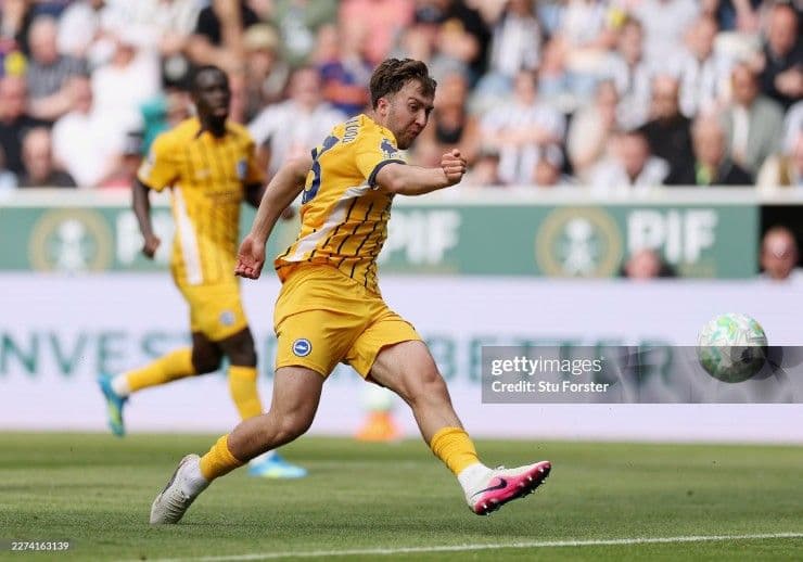 Cầu thủ Brighton nỗ lực tấn công, tìm kiếm bàn gỡ trong hiệp hai