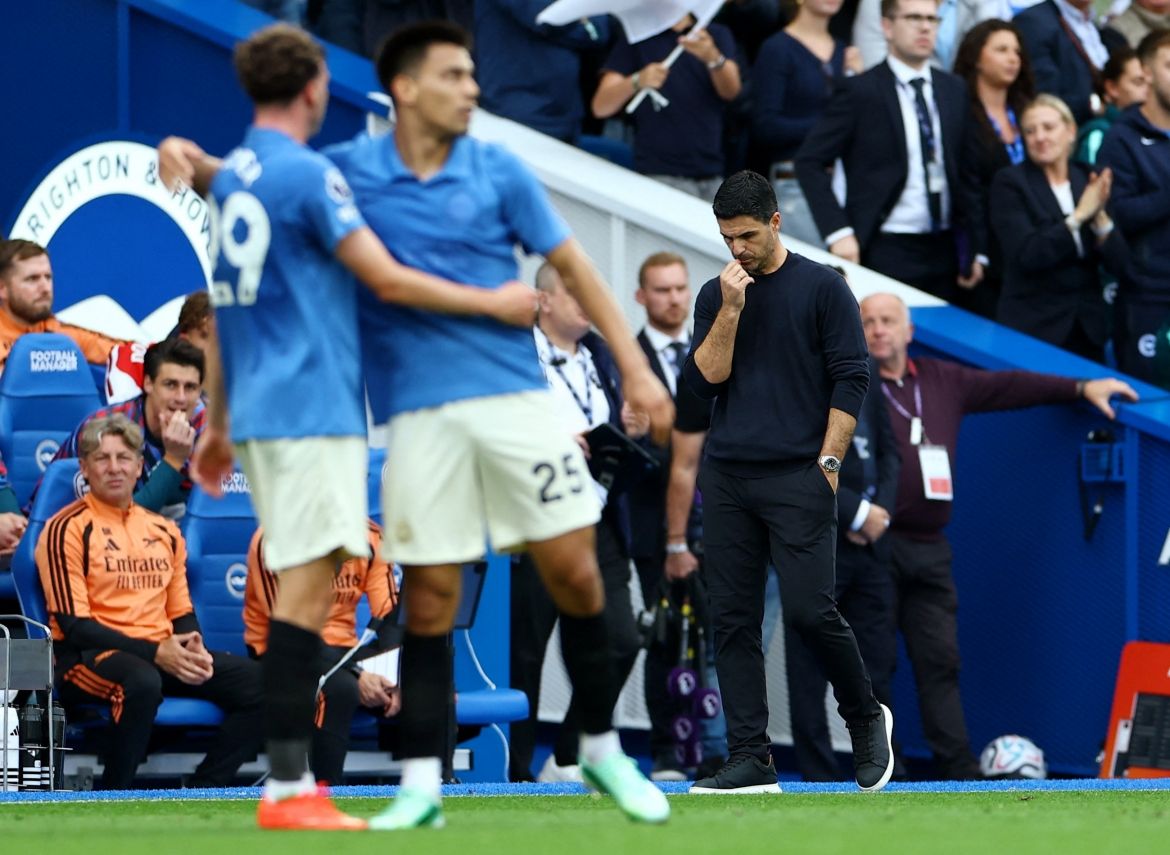 Cầu thủ Brighton ăn mừng bàn thắng trong khi huấn luyện viên Arsenal thể hiện sự thất vọng, minh họa cảm xúc mãnh liệt của bóng đá trực tiếp.