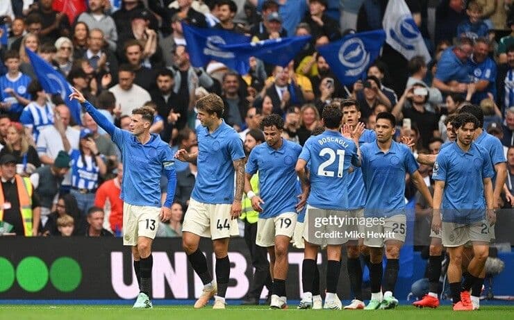 Cầu thủ Brighton ăn mừng bàn thắng trong trận thắng 3-0 trước Arsenal, thể hiện sự sa sút của 'Pháo thủ' trên sân khách.