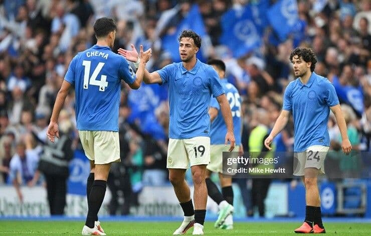 Cầu thủ Brighton ăn mừng chiến thắng, biểu tượng cho cú vấp bất ngờ của Arsenal trên sân khách.