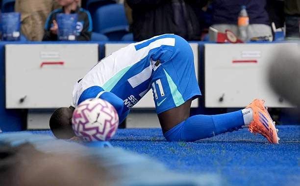 Cầu thủ Brighton thể hiện sự thất vọng hoặc nỗ lực sau một pha bóng.