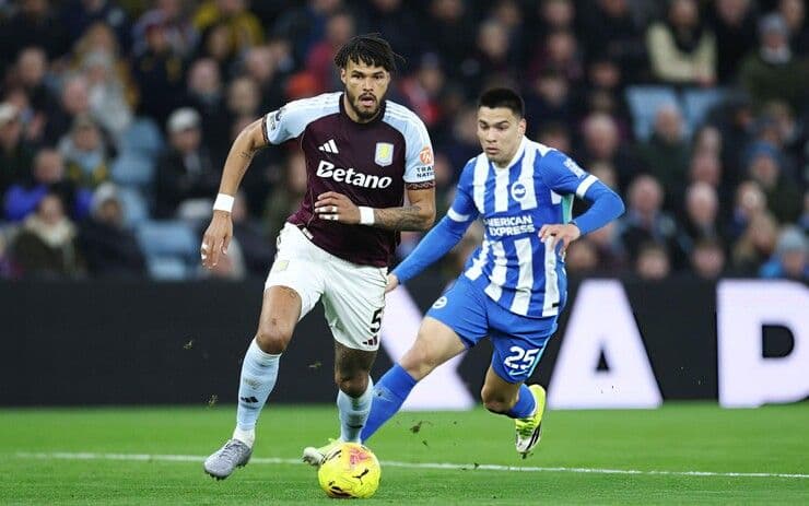 Cầu thủ Brighton và Aston Villa tranh bóng trong trận đấu