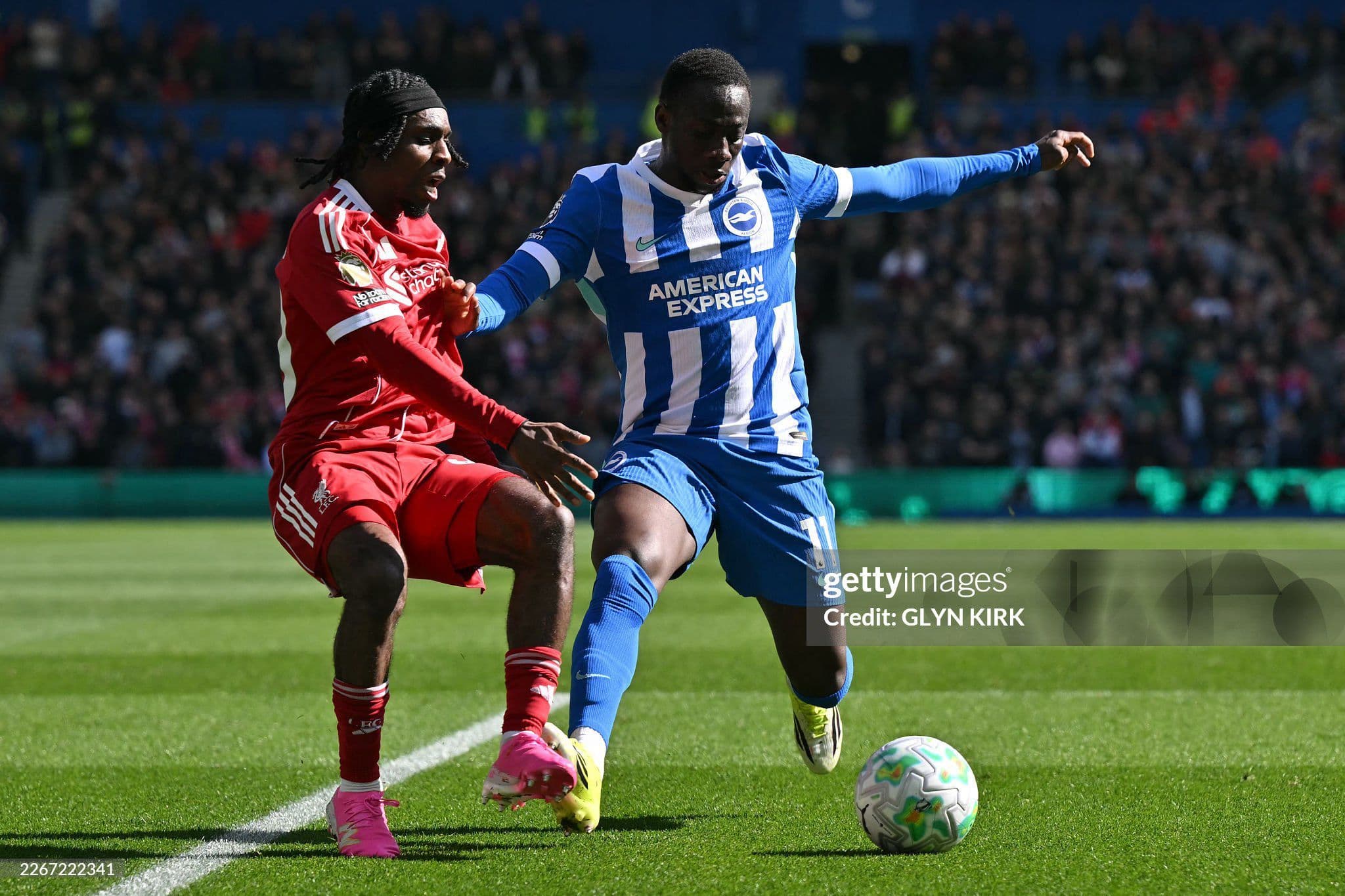 Cầu thủ Brighton và Liverpool tranh bóng quyết liệt, thể hiện sự căng thẳng của trận đấu.