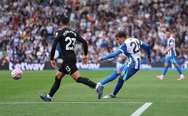 Cầu thủ Brighton và Tottenham tranh chấp bóng quyết liệt giữa sân.