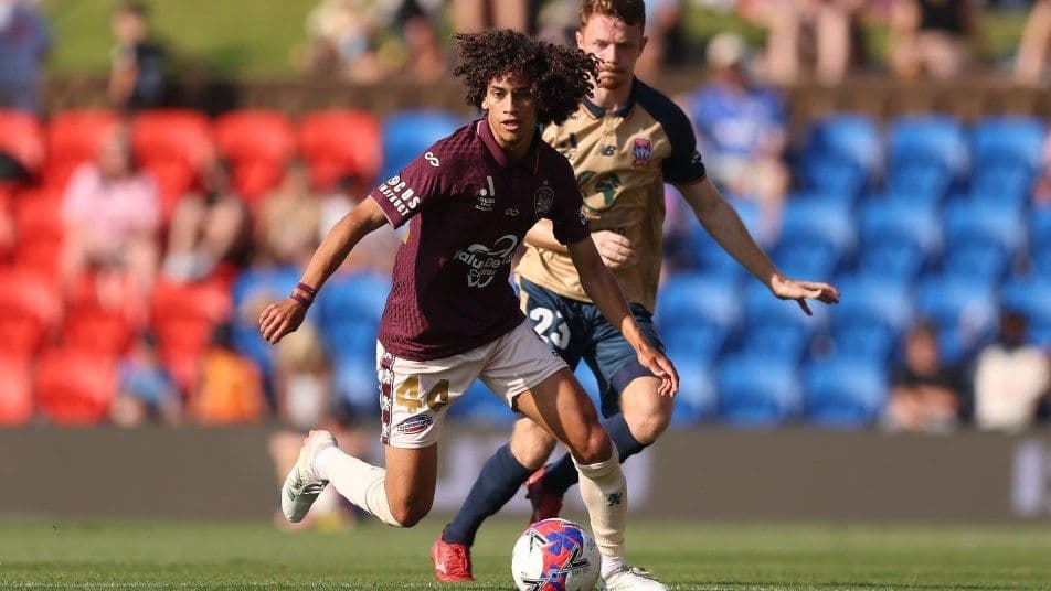 Cầu thủ Brisbane Roar đối đầu với Newcastle Jets trong trận đấu A-League.