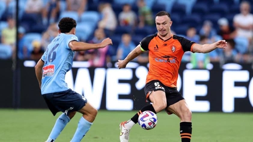 Cầu thủ Brisbane Roar và Sydney FC tranh bóng quyết liệt trên sân cỏ