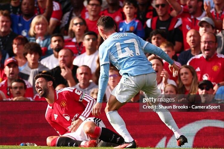 Cầu thủ Bruno Fernandes của Man Utd tỏ ra đau đớn trên sân, thể hiện cảm xúc tiêu cực trong bóng đá.