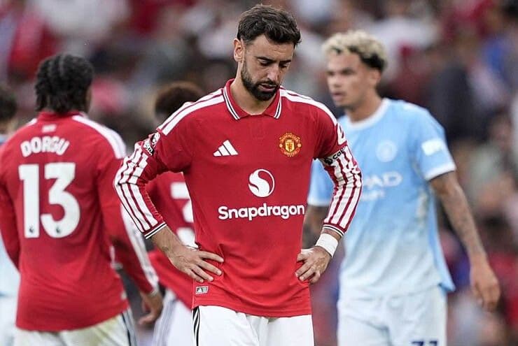 Cầu thủ Bruno Fernandes của Man Utd thể hiện sự thất vọng sau trận thua, phản ánh cảm xúc mãnh liệt của bóng đá.