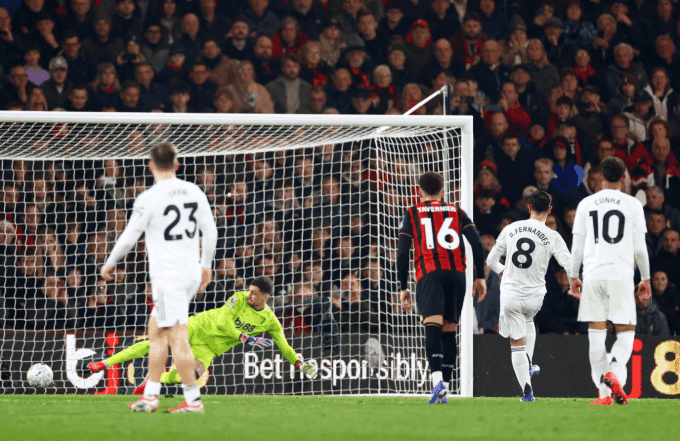 Cầu thủ Bruno Fernandes của Manchester United thực hiện quả phạt đền trong trận đấu Ngoại hạng Anh, thể hiện chất lượng chuyên môn và kịch tính của giải đấu.