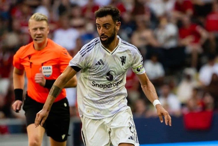 Cầu thủ Bruno Fernandes của Manchester United trong trận đấu với West Ham.