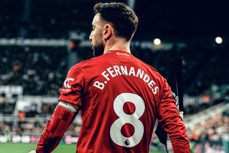 Cầu thủ Bruno Fernandes trên sân, biểu tượng cho vinh quang và gánh nặng của người hùng trong Premier League.