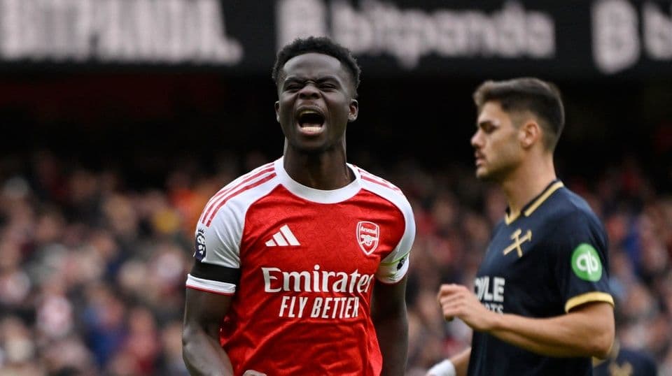 Cầu thủ Bukayo Saka của Arsenal ăn mừng bàn thắng trong trận đấu với West Ham.
