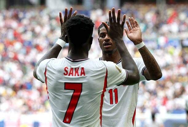 Cầu thủ Bukayo Saka và Marcus Rashford của Anh ăn mừng bàn thắng trong trận tranh hạng ba World Cup