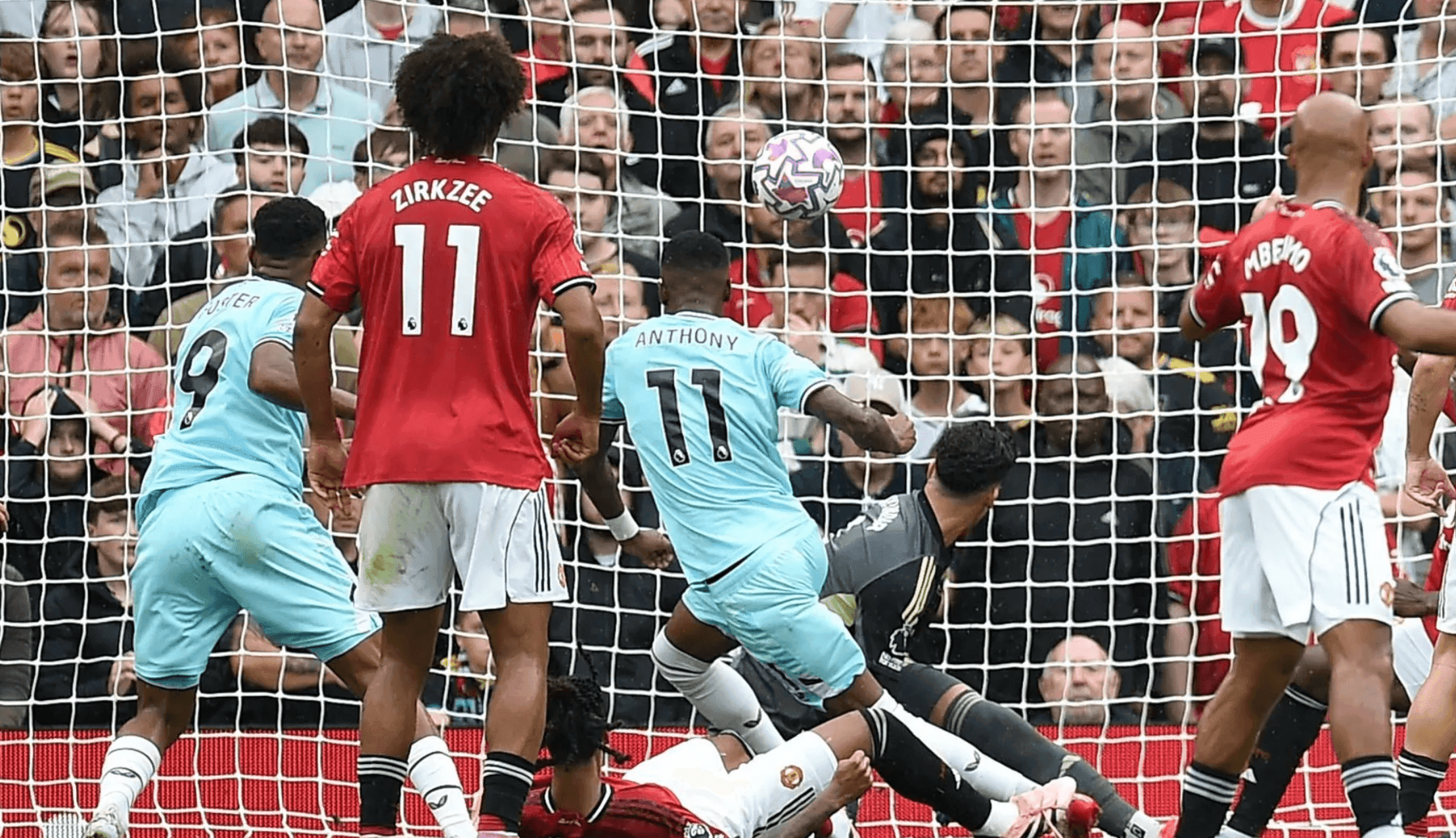 Cầu thủ Burnley dứt điểm trong vòng cấm Manchester United, thể hiện sự nguy hiểm và tinh thần thi đấu ngoan cường của đội tân binh.