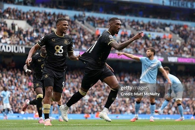 Cầu thủ Burnley ăn mừng bàn gỡ hòa bất ngờ trước Man City tại Etihad.