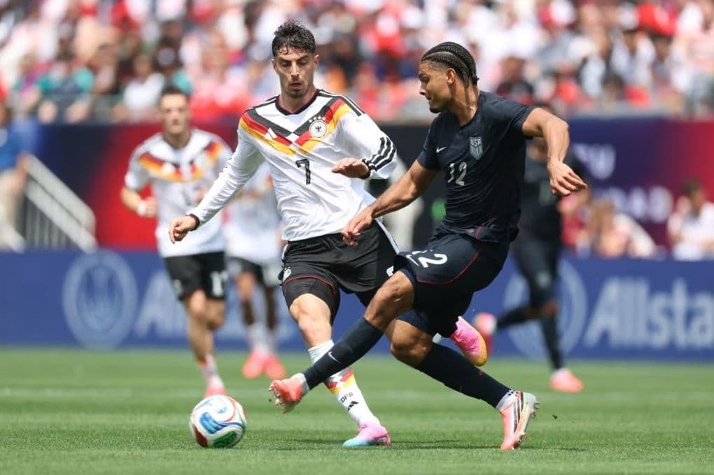 Cầu thủ Đức Kai Havertz trong pha tranh chấp bóng trên sân