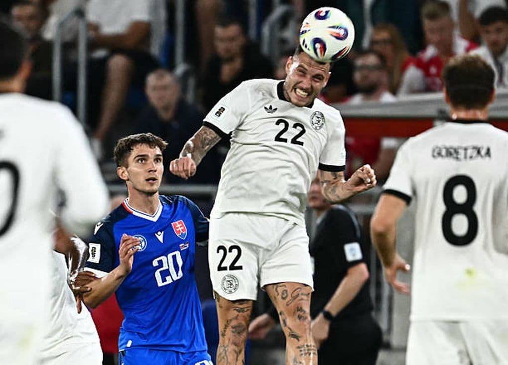 Cầu thủ Đức tranh chấp bóng trong trận thua bất ngờ trước Slovakia ở vòng loại World Cup 2026