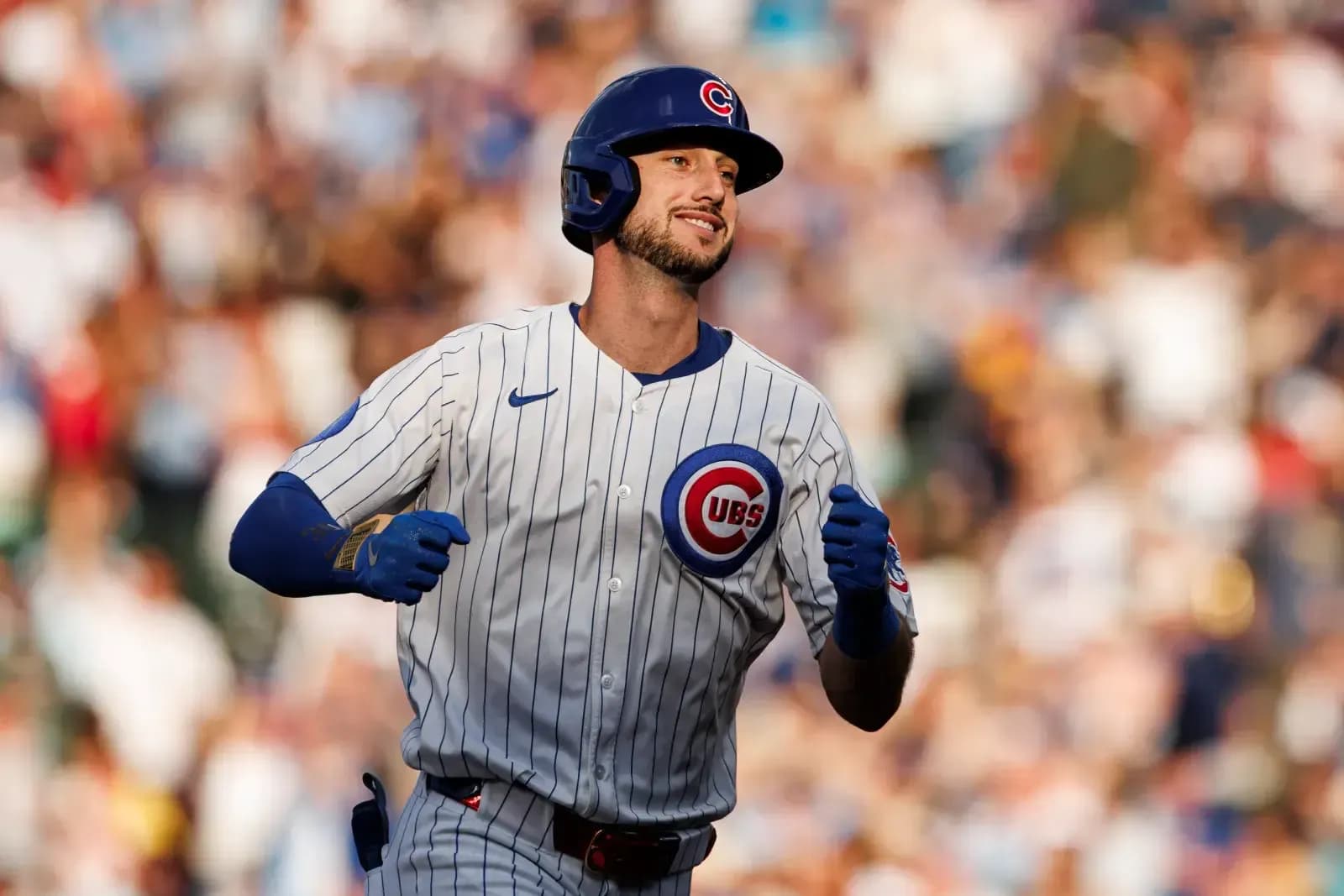 Cầu thủ của Chicago Cubs đang chạy trên sân, thể hiện sức hút vượt trội và giá trị thương mại của các ngôi sao hàng đầu MLB.