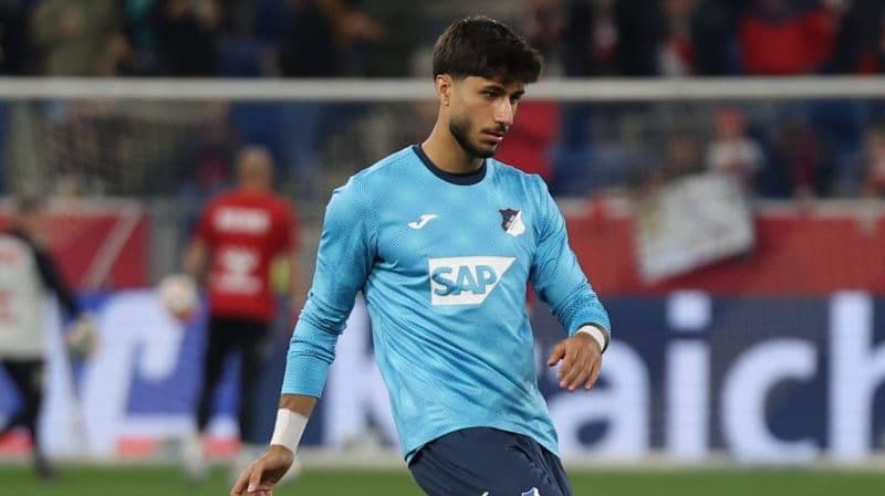 Cầu thủ của TSG Hoffenheim trong trận đấu với 1. FC Köln, nơi tân binh Bundesliga đã tạo nên bất ngờ và định nghĩa lại khát vọng.