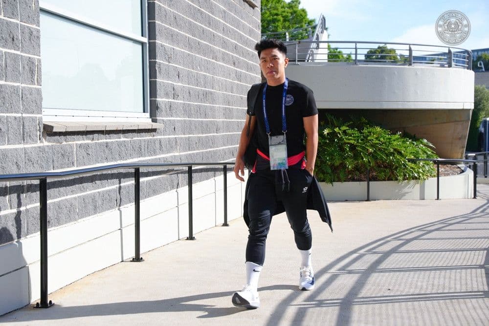 Cầu thủ CAHN dứt điểm trong trận đấu căng thẳng với Macarthur FC.