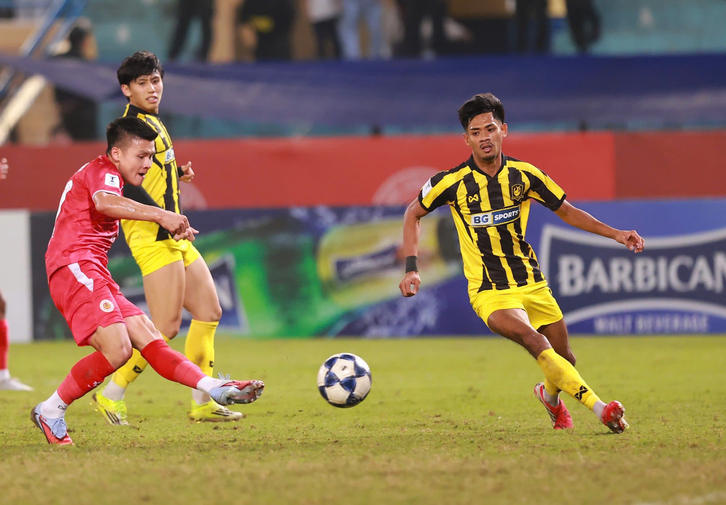 Cầu thủ CAHN đối đầu với cầu thủ Tampines Rovers trong trận đấu Cúp C2 châu Á
