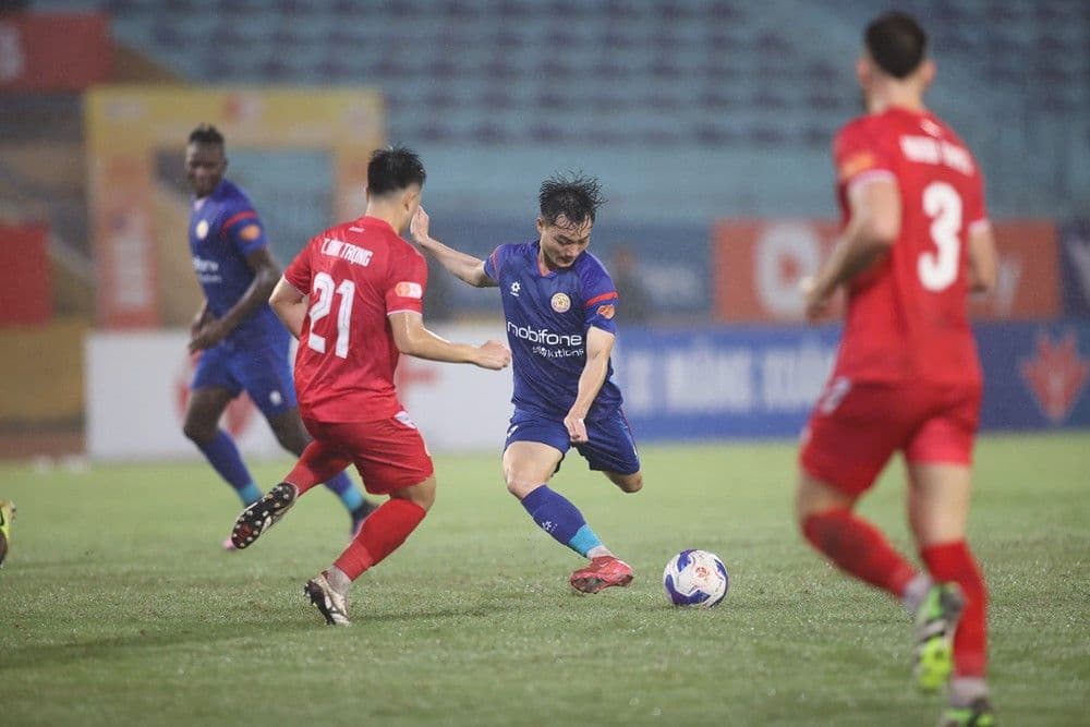 Cầu thủ CAHN nỗ lực tấn công tìm kiếm bàn thắng trước PVF-CAND