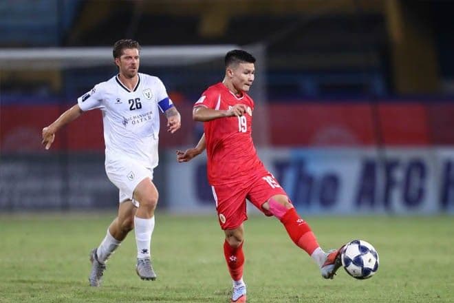 Cầu thủ CAHN nỗ lực trên sân, thể hiện quyết tâm cho chặng đường phía trước.