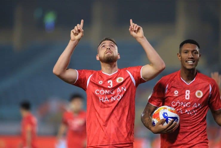 Cầu thủ CAHN ăn mừng bàn thắng trong chiến thắng 6-1 trước Tampines Rovers