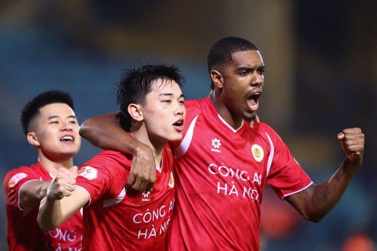 Cầu thủ CAHN ăn mừng bàn thắng trong trận đấu với PVF-CAND