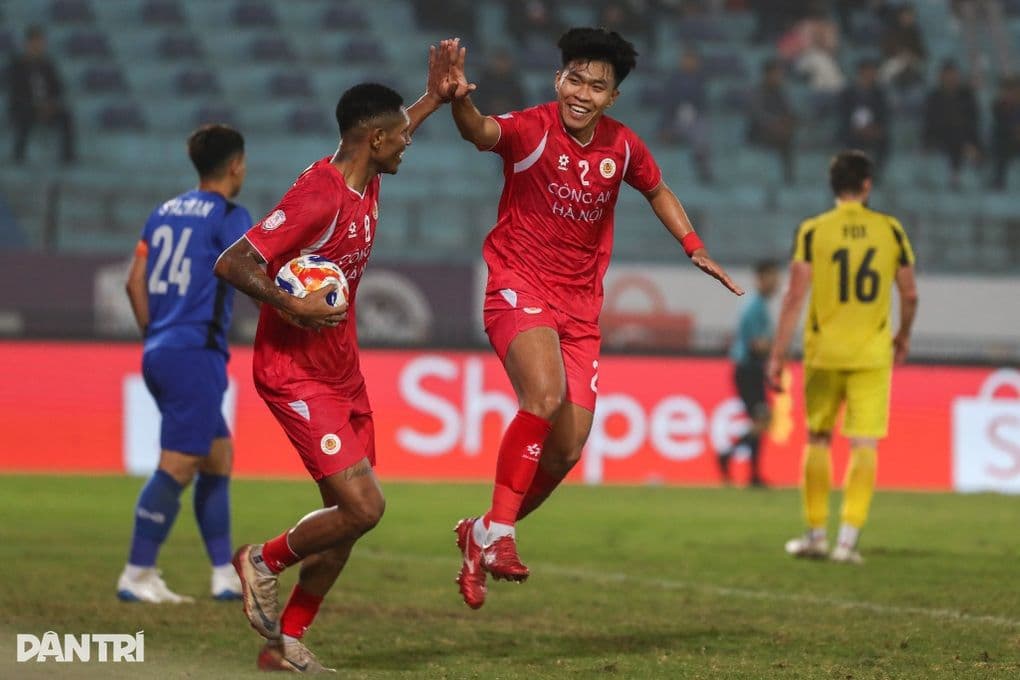 Cầu thủ CAHN ăn mừng chiến thắng 6-1 ấn tượng trước Tampines Rovers ở đấu trường châu lục.