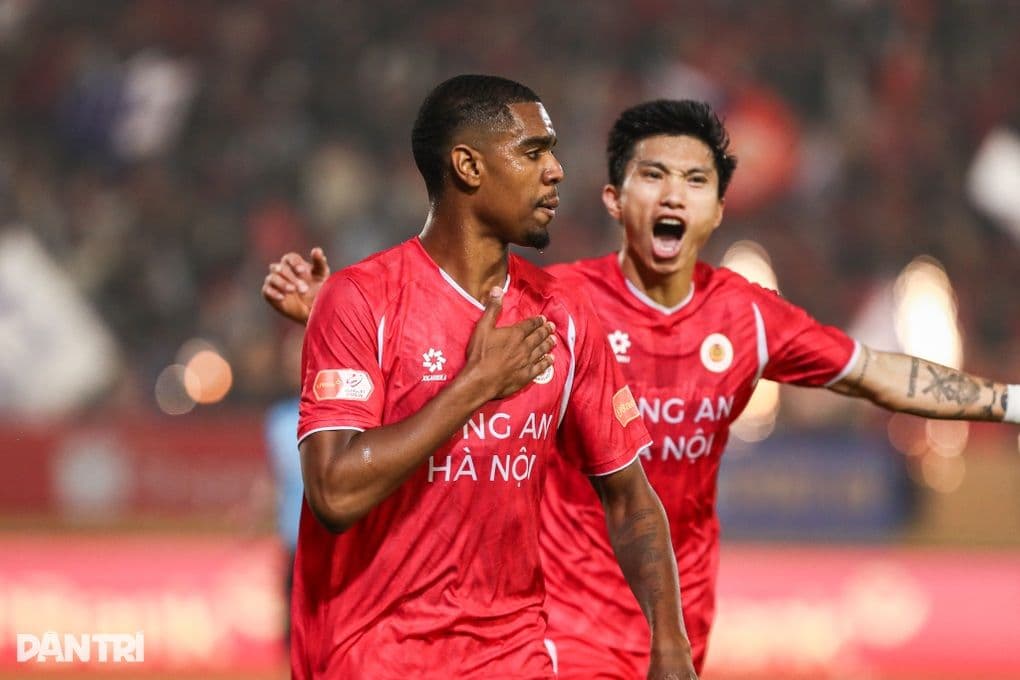 Cầu thủ CAHN ăn mừng chiến thắng nghẹt thở trước Ninh Bình, giành ngôi đầu V-League