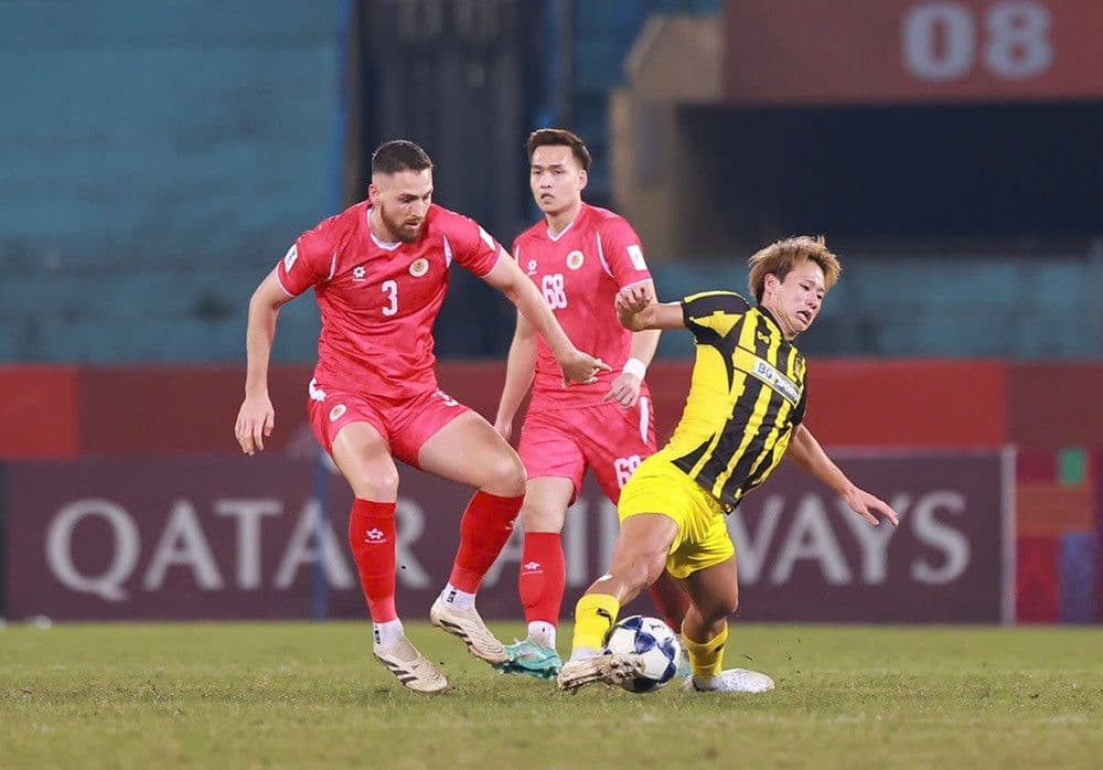 Cầu thủ CAHN (áo đỏ) tranh chấp bóng với cầu thủ Tampines Rovers (áo vàng) trong trận đấu AFC Champions League Two.