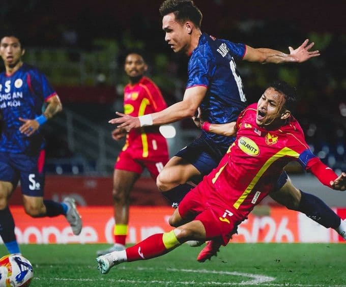 Cầu thủ CAHN (áo xanh) nỗ lực tranh bóng trong trận thua trước Selangor tại Cúp CLB Đông Nam Á, thể hiện sự chật vật của đội.