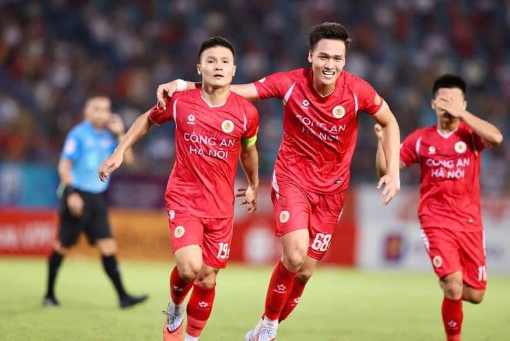 Cầu thủ CAHN Quang Hải và đồng đội ăn mừng bàn thắng vào lưới Hải Phòng