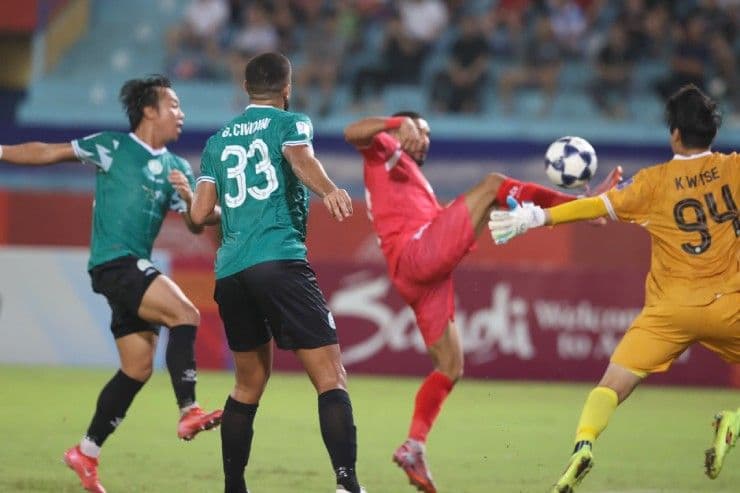 Cầu thủ CAHN tấn công khung thành Tai Po trong trận đấu AFC Champions League Two.