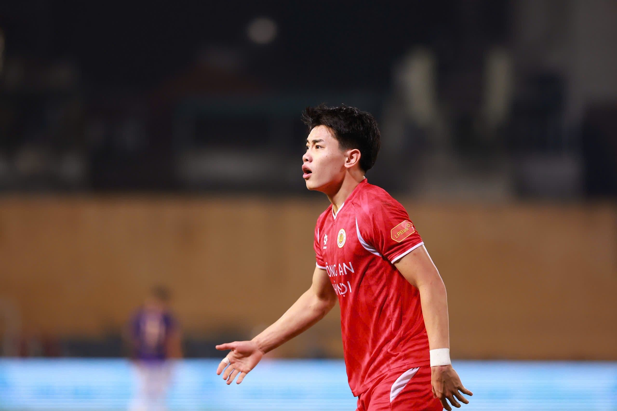 Cầu thủ CAHN tập trung cao độ trong trận đấu, thể hiện bản lĩnh của đương kim vô địch