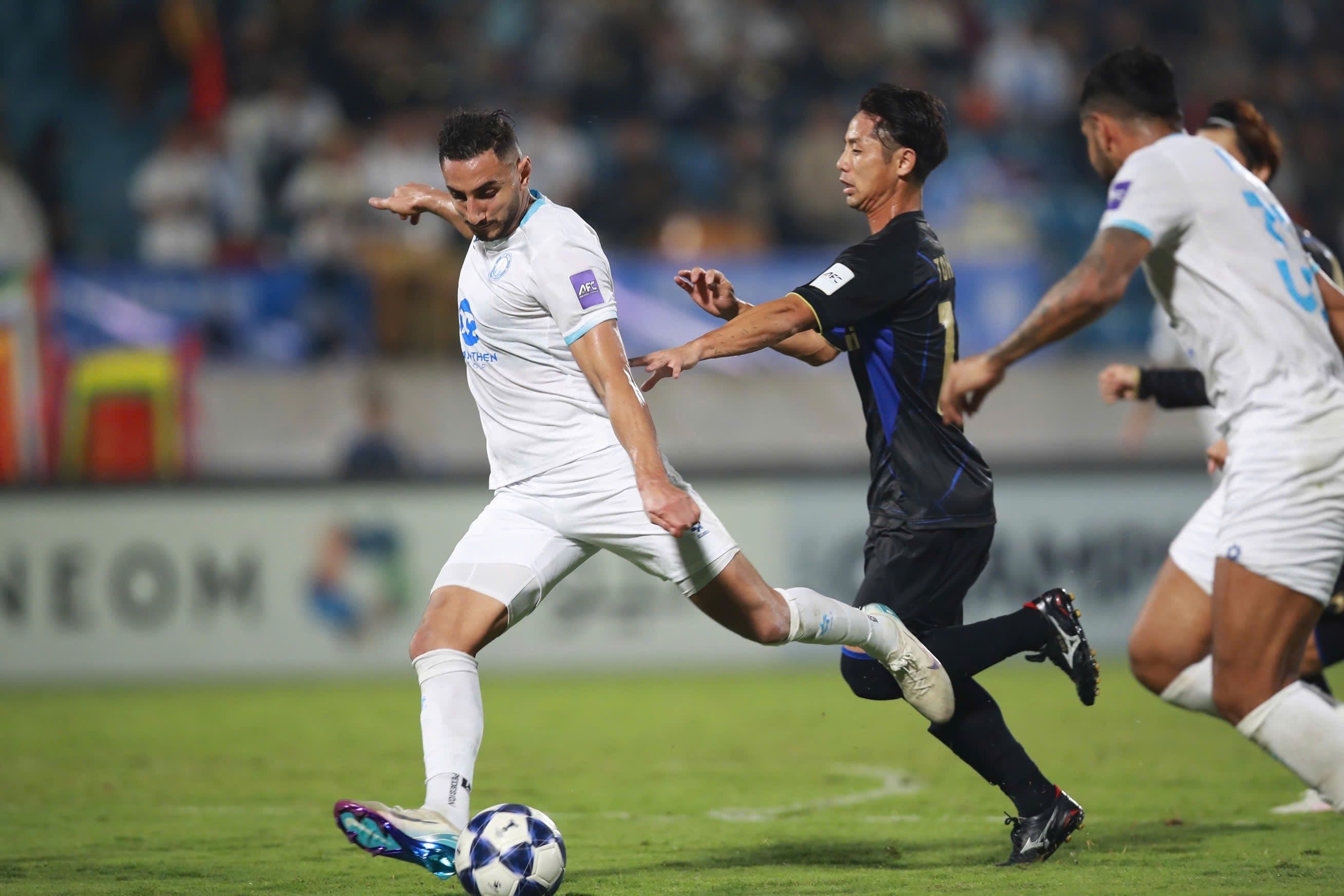 Cầu thủ CAHN tranh bóng và dứt điểm trong trận đấu tại giải châu lục