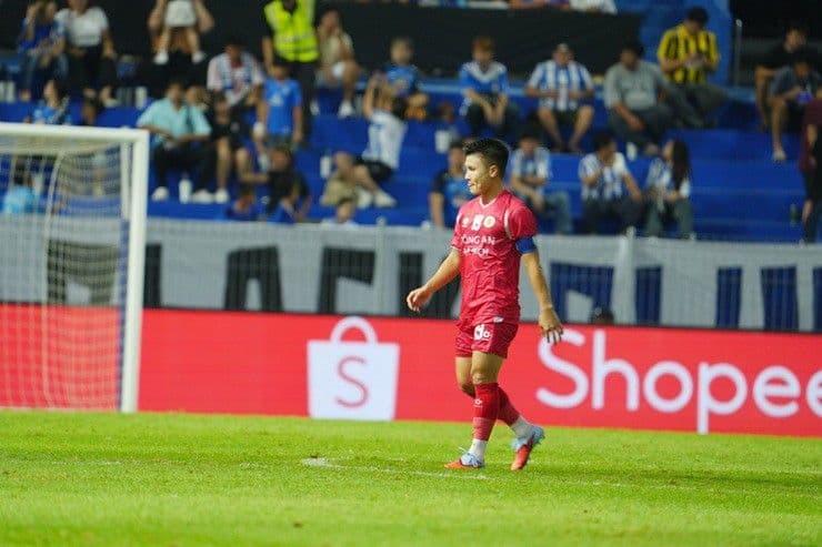 Cầu thủ CAHN trên sân sau trận thua cay đắng