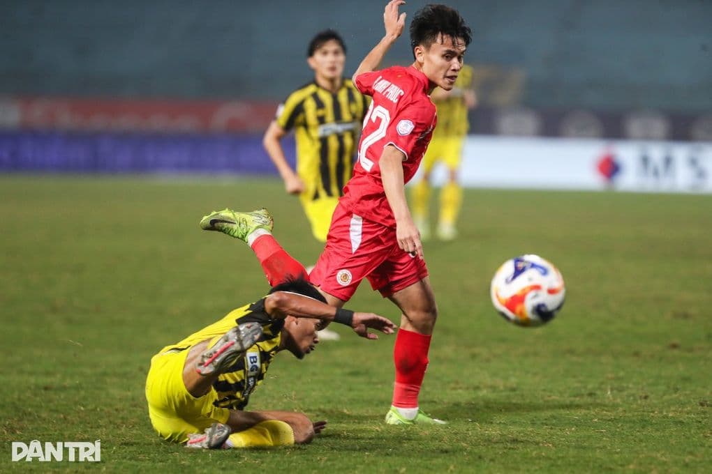Cầu thủ CAHN trong pha bóng quyết liệt, thể hiện sức mạnh chiều sâu đội hình và chiến thuật của HLV.