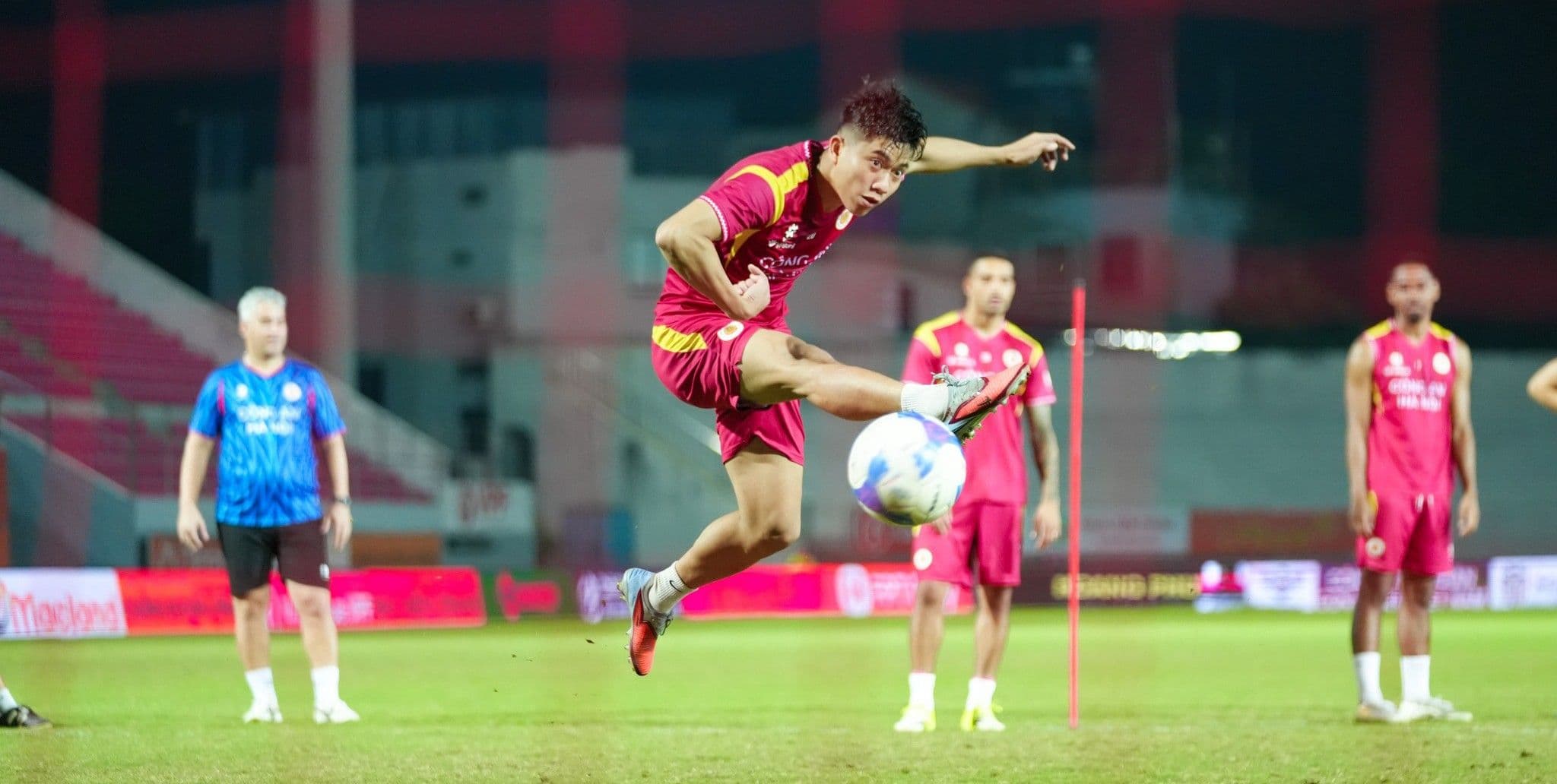 Cầu thủ CAHN trong pha bóng quyết định tại vòng 21 V-League