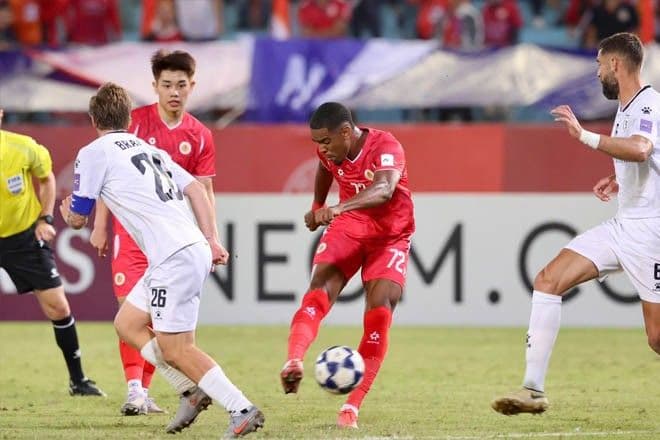 Cầu thủ CAHN trong pha xử lý bóng, thể hiện sự chủ động trong những phút đầu trận.