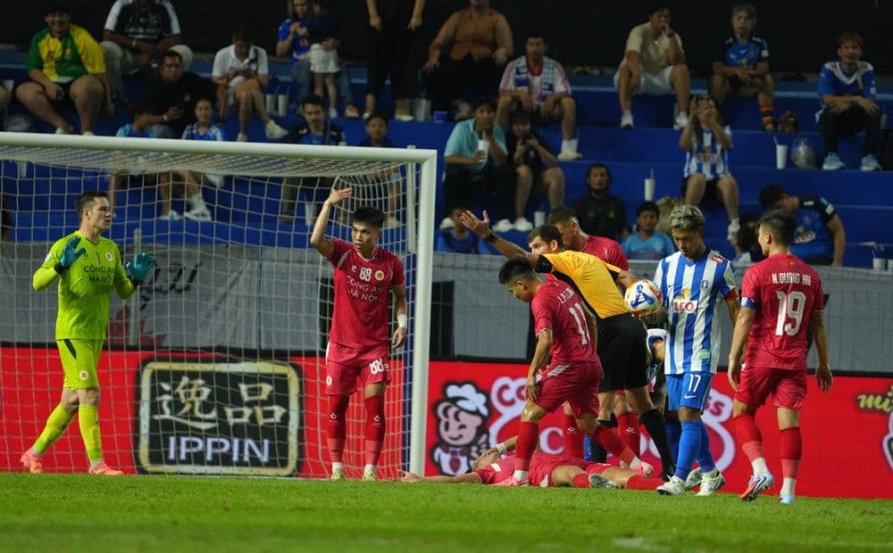 Cầu thủ CAHN và BG Pathum tranh cãi trên sân trong trận đấu.