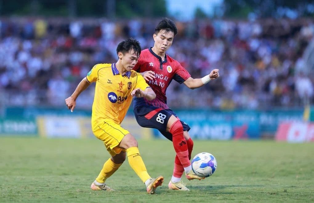 Cầu thủ CAHN và SLNA tranh bóng quyết liệt trên sân Vinh.