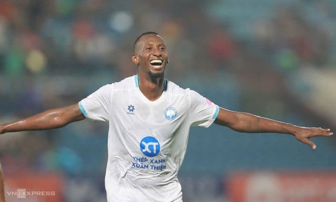 Cầu thủ Caio Cesar của Nam Định ăn mừng bàn thắng ấn định chiến thắng ngược dòng 2-1 trước PVF-CAND