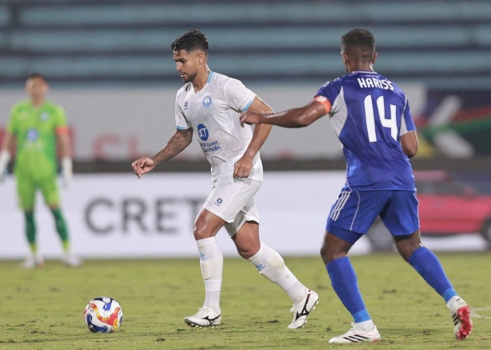 Cầu thủ Caio Cesar của Nam Định trong một pha xử lý bóng, góp phần vào thành công của đội.