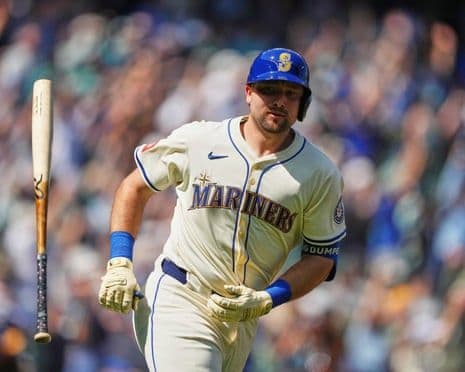 Cầu thủ Cal Raleigh của Mariners ăn mừng sau khi phá kỷ lục homer trong mùa giải MLB 2025
